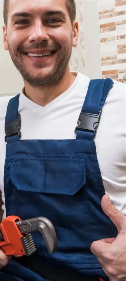 Technicien plombier ACK Artisanat intervenant en urgence Photo d'un plombier ACK Artisanat intervenant en urgence