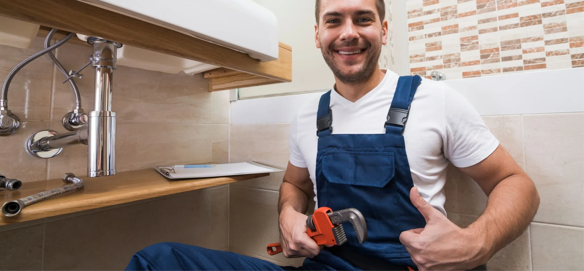 Technicien plombier ACK Artisanat intervenant en urgence Photo d'un plombier ACK Artisanat intervenant en urgence